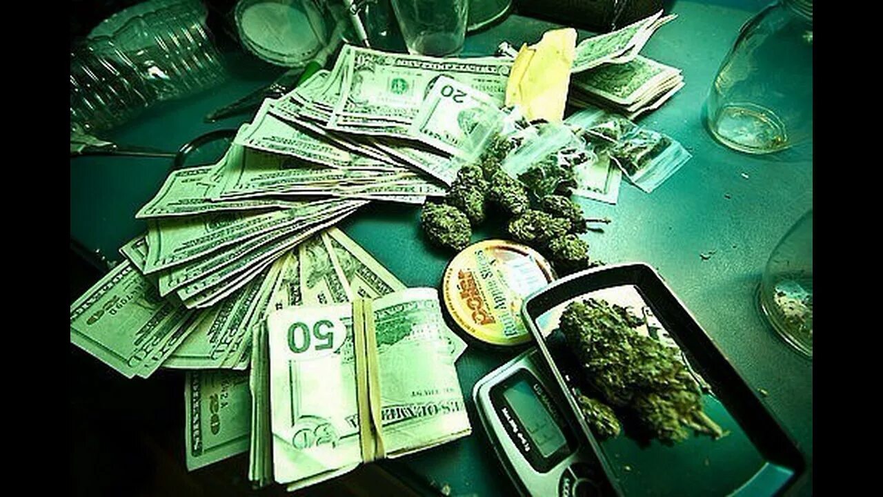 Деньги. Наркотики и деньги. Деньги на столе.