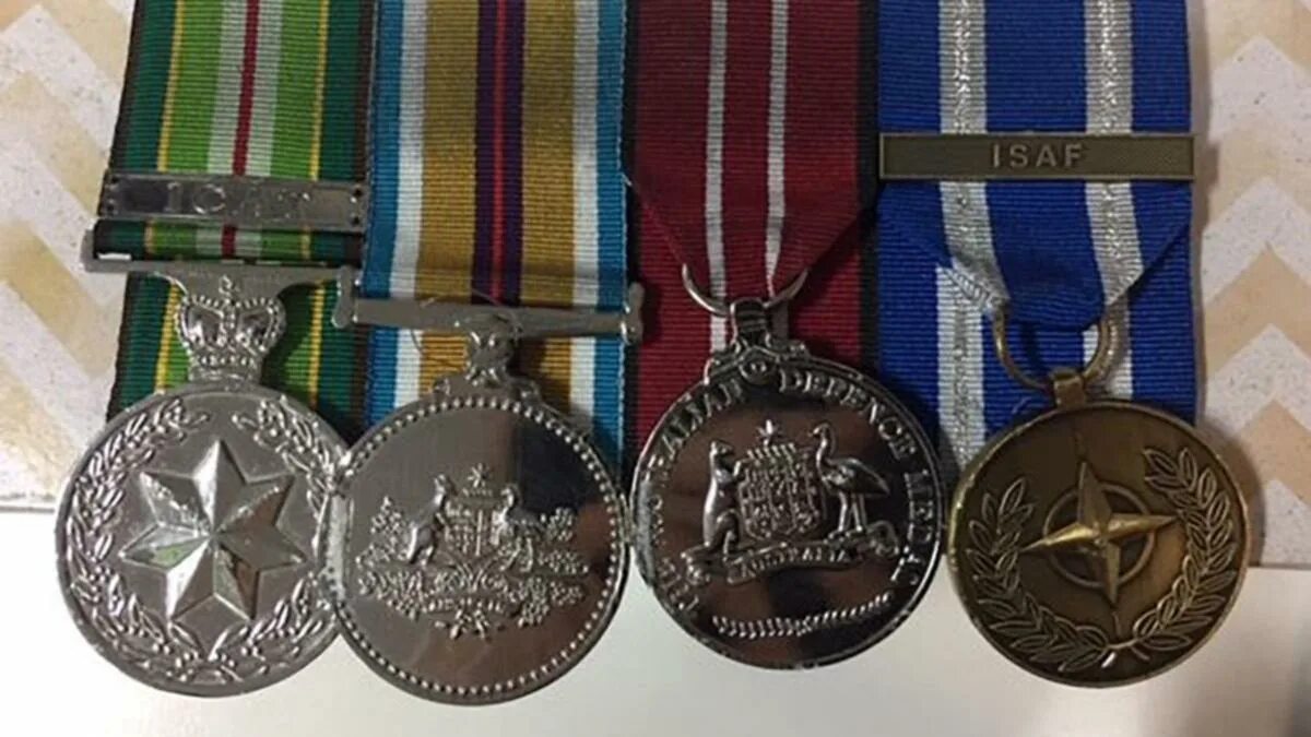 4 medals. Медаль ISAF. Медали Великобритании. Награды в полиции Великобритании. Медаль НАТО.