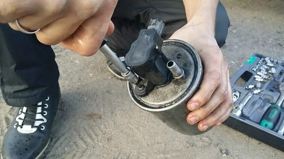 4. Топливный фильтр рено меган 3 бензин 1. Замена топливного фильтра меган дизель. 6 2008. 6.