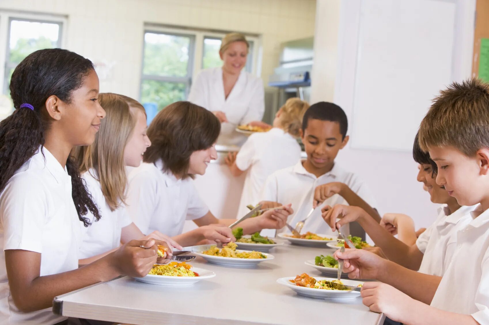 Its lunchtime at school and you re. Обед в школе. ланч в школьной столовой. питание в школе. have lunch at school.