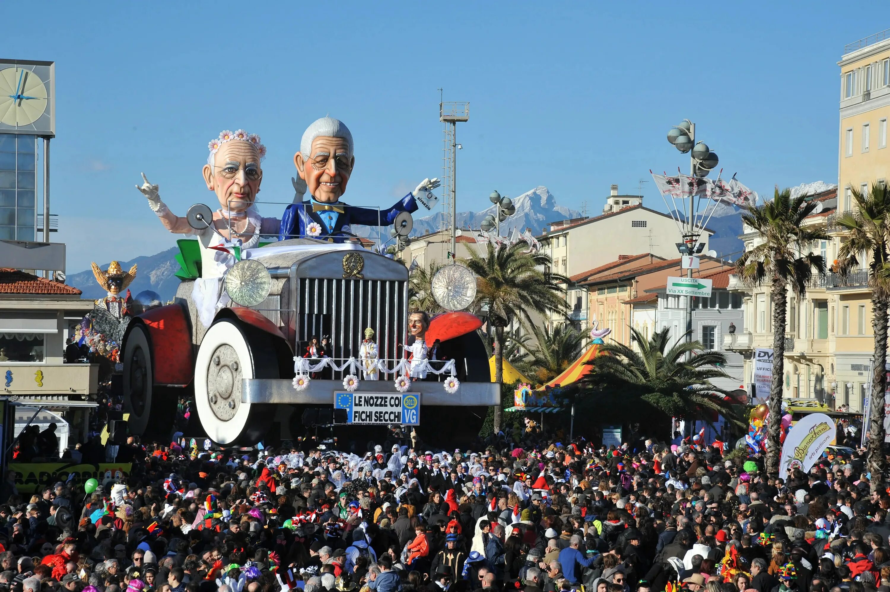 Праздники в италии 2024. Carnevale Италия Виареджо. Виареджио карнавал. Феррагосто в Виареджио. Феррагосто в Италии.