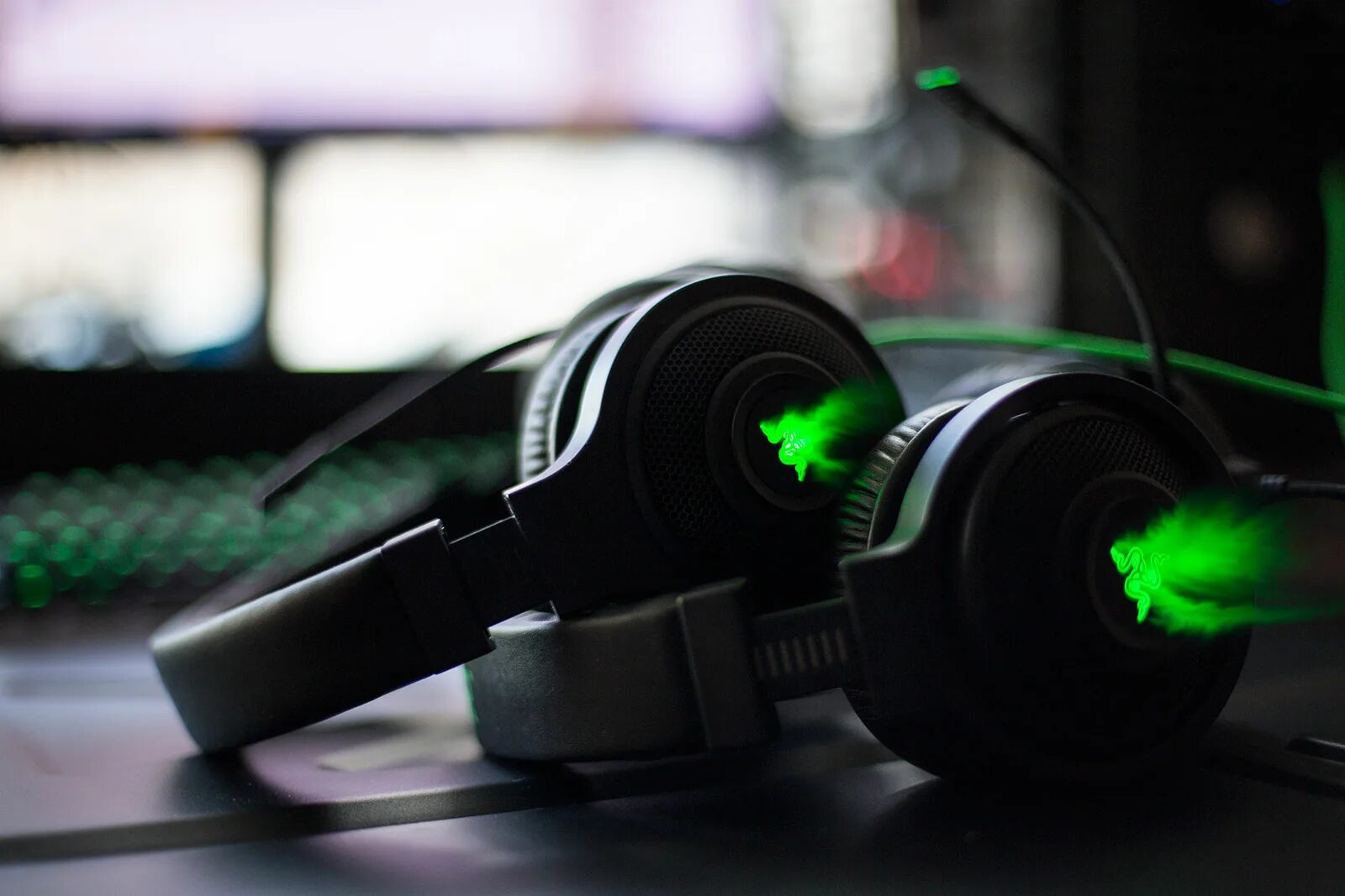 Kraken 13. Razer наушники светящиеся. Наушники Razer переделка. Razer наушники демонстрация. Держатель для игровой гарнитуры Razer.