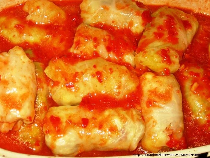 Чем залить голубцы. Голубцы в томатно-сметанном соусе. Заливка для голубцов в духовке. Голубцы в кастрюле. Чем залить голубцы.