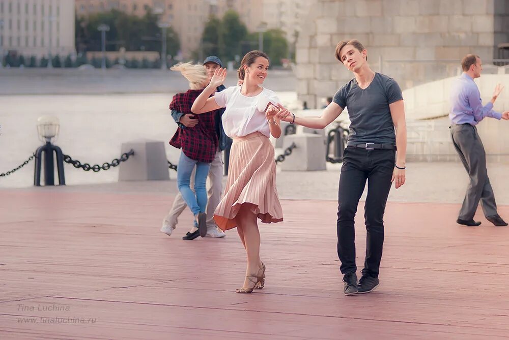 Развлечения летом. Лучшие места кисловодска летом. Интересные места для посещения с детьми. Девушка гуляет по москве. Парки для прогулок.