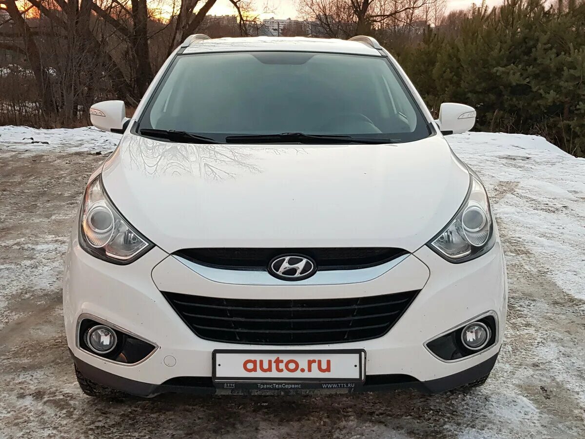 Hyundai ix35 белый. Hyundai ix35 белый 2014. Hyundai ix35 белый 2012. Хендай Икс 35 белый.