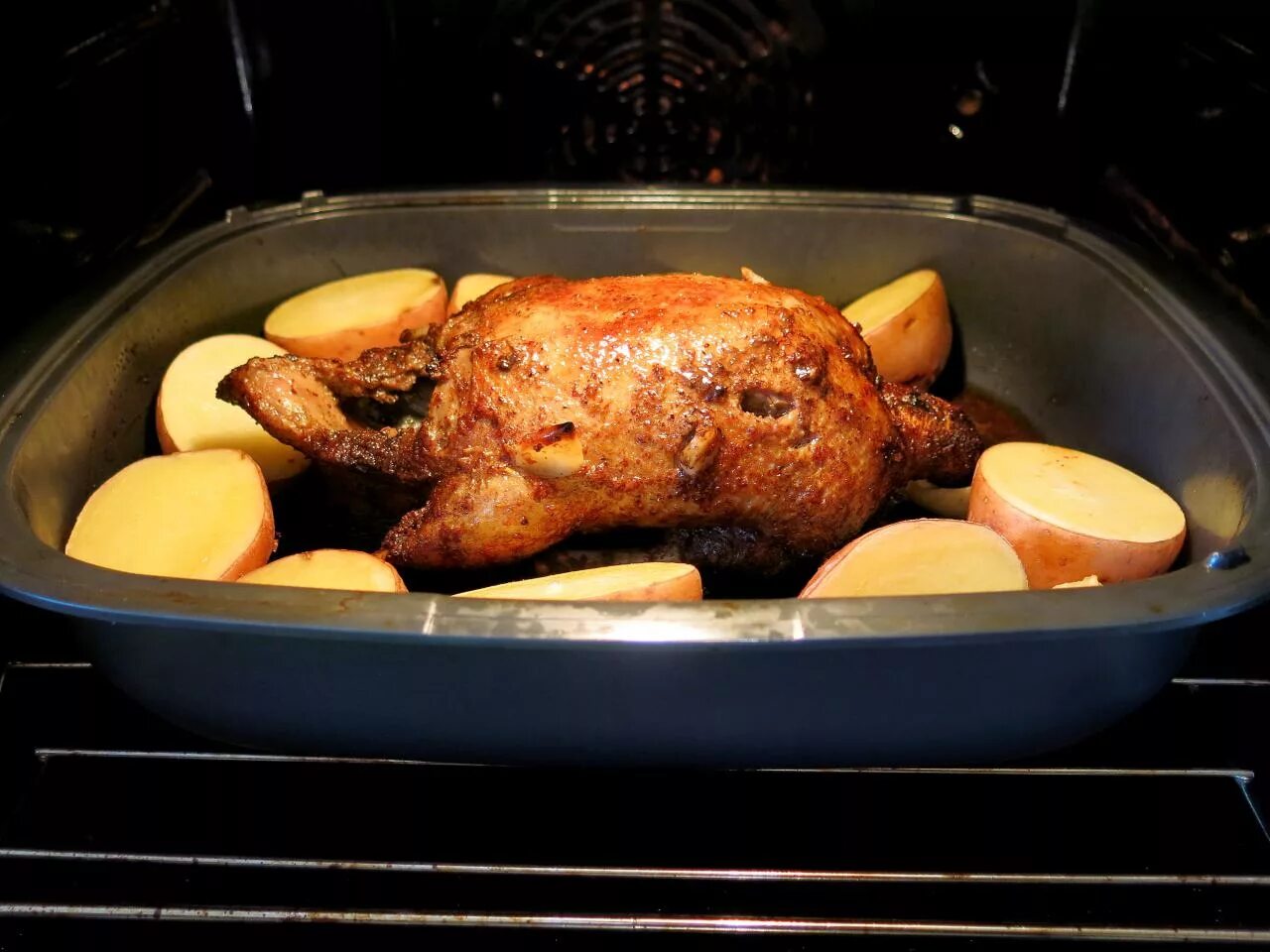 сколько печь утку в духовке. утка в духовке. утка фаршированная яблоками. сколько печь утку в духовке. запечённая утка в духовке в фольге.