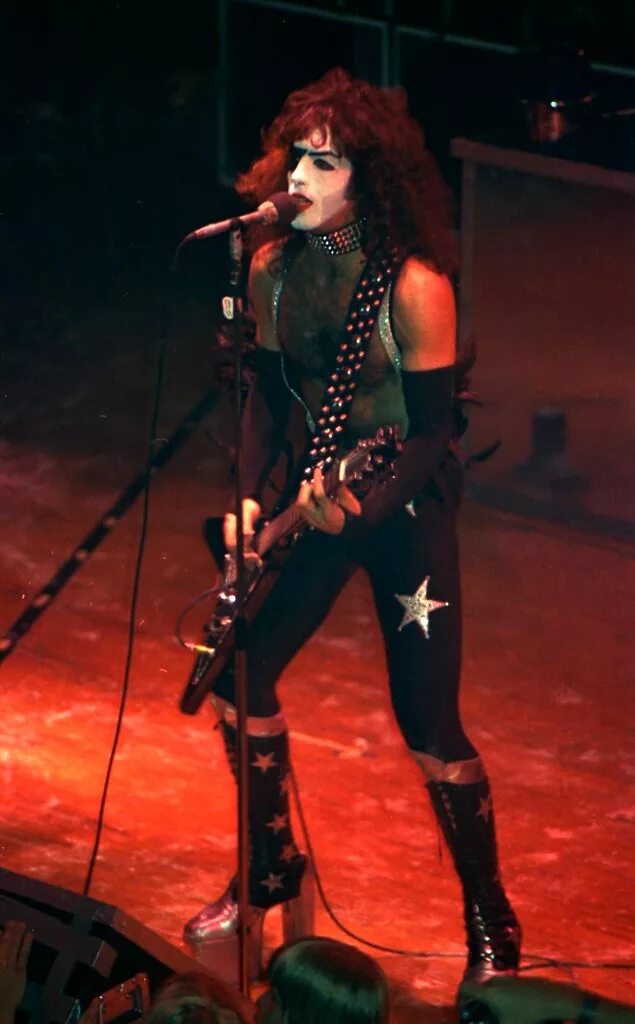 Paul stanley live. Paul stanley 1976. пол стэнли 1976. kiss 1976. kiss on stage.