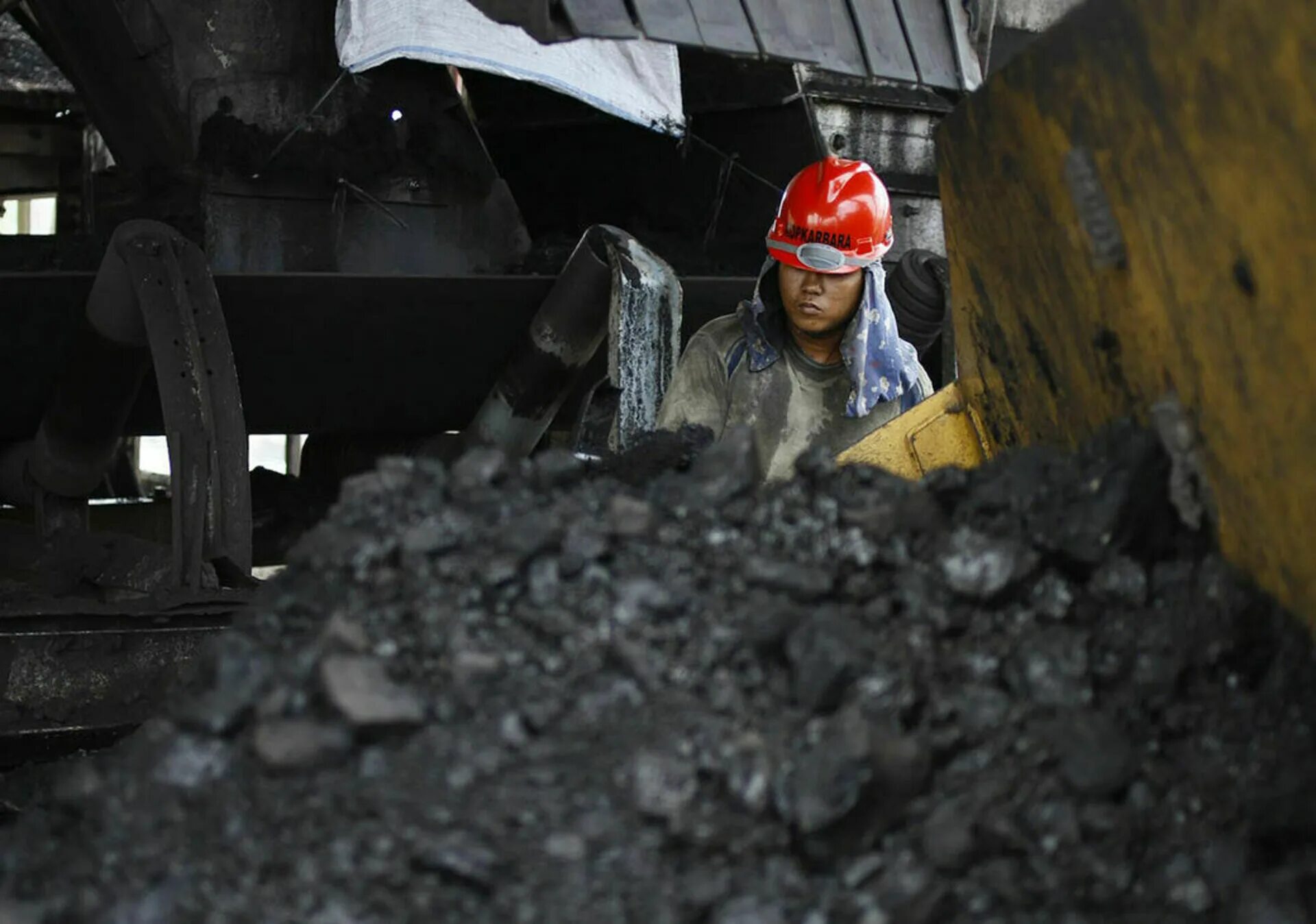 Уголь азии. Даррен николс coal mining. угольная промышленность китая. добыча угля. добытчик угля.