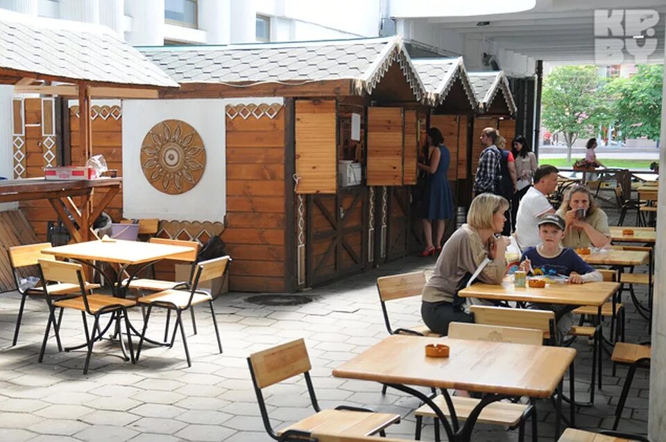 Кафе 2000 году. Ресторан с зоопарком. Минск уличные кафе. Интерьер летнего кафе. Кафе рядом с зоопарком.