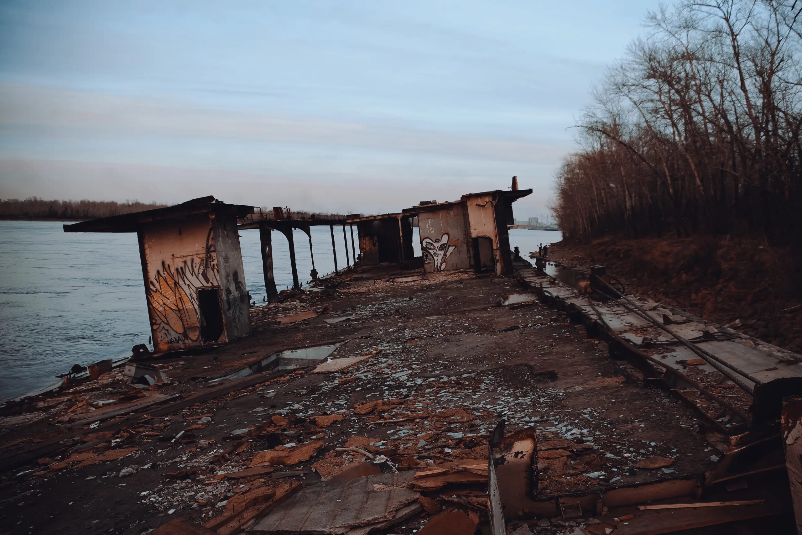 Дебаркадер ордынское. Дебаркадер красноярск. заброшенный дебаркадер волгоград. дебаркадер заброшка. заброшенный дебаркадер новосибирск.