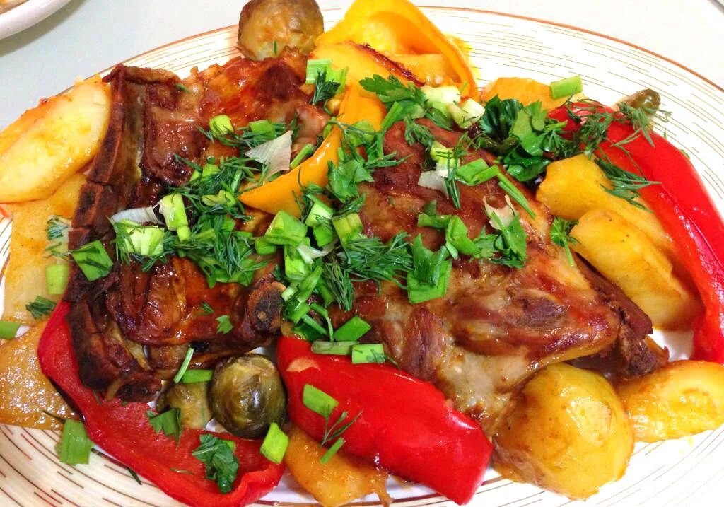 свиные ребра с овощами. картошка тушеная с ребрышками свиными. ребра тушеные с овощами. картофель тушеный с ребрами свиными. ребра тушеные с овощами.