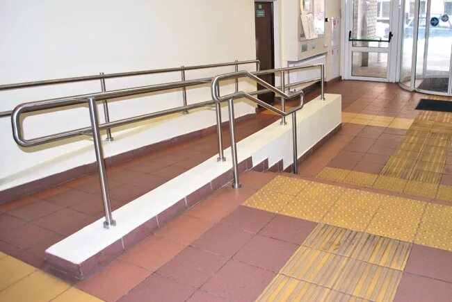 пандус из нержавейки. пандус. пандус внутри здания. полы пандуса внутри здания. пандус внутри здания.