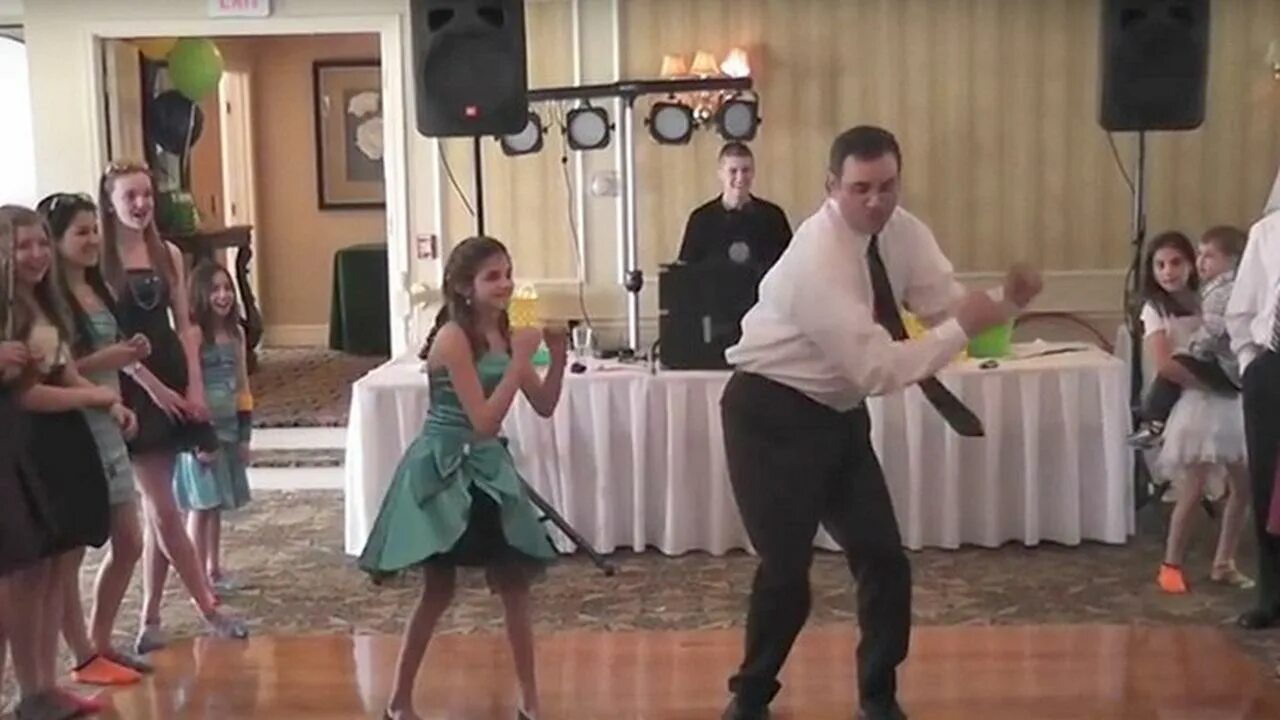 Зажигательный танец папы с дочкой. Танец dad. Танец до папе на день рождения. Пьяные отцы танцуют на выпускном.