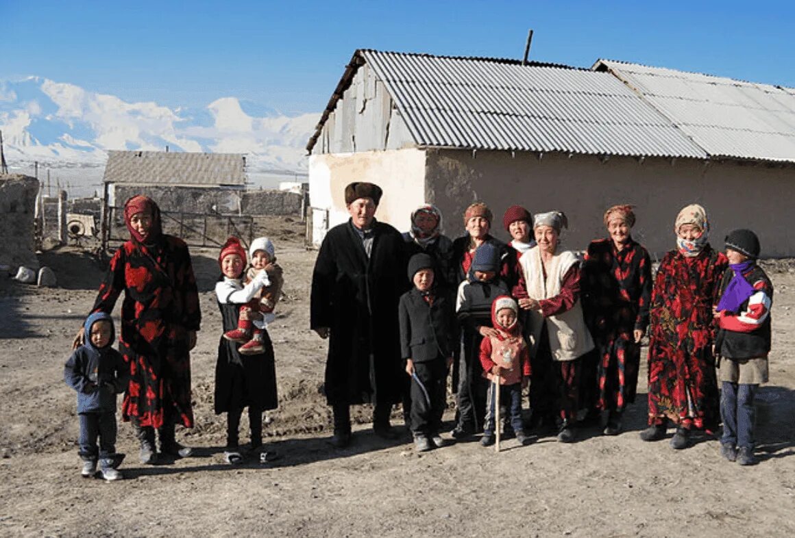 Поселки киргизии. Сары Могол. Кыргызстан деревня. Семья в Киргизии. Казахстан деревня.