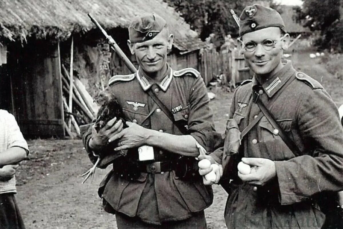 Солдаты вермахта в Советской деревне. Германский солдат 1941. Яйко млеко курка. Мужчина на войне изменяет