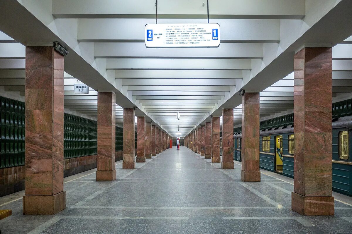 Новоясеневская какая ветка. Станция метро Новоясеневская. Станция Московского метрополитена Новоясеневская. Вестибюль станции метро Новоясеневская. Метро Новоясеневская метро.