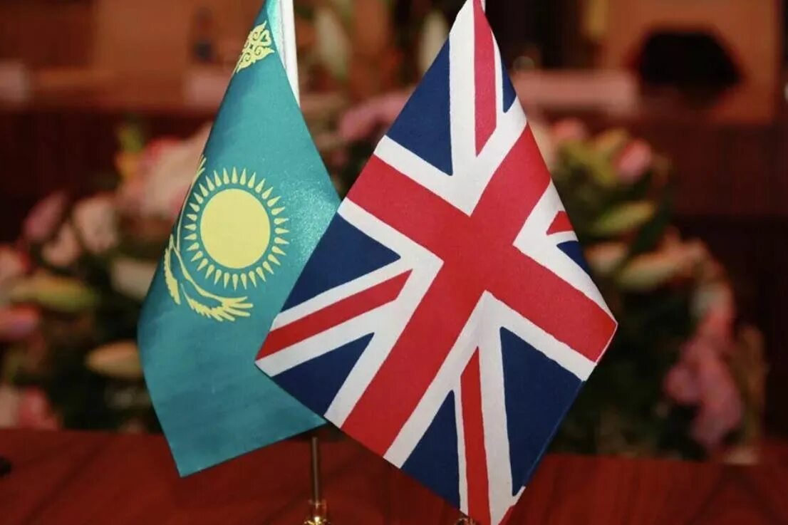 Флажки сша великобритания. Мен ағылшын. Мен ағылшын. Английский и казахский флаг. Презентация сырты агылшынша.