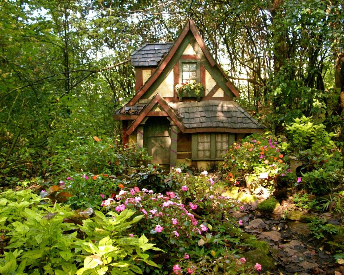 Домик в лесу летом. Красивые сказочные домики. Красивая дача. Маленький домик в саду. Красивые небольшие домики.
