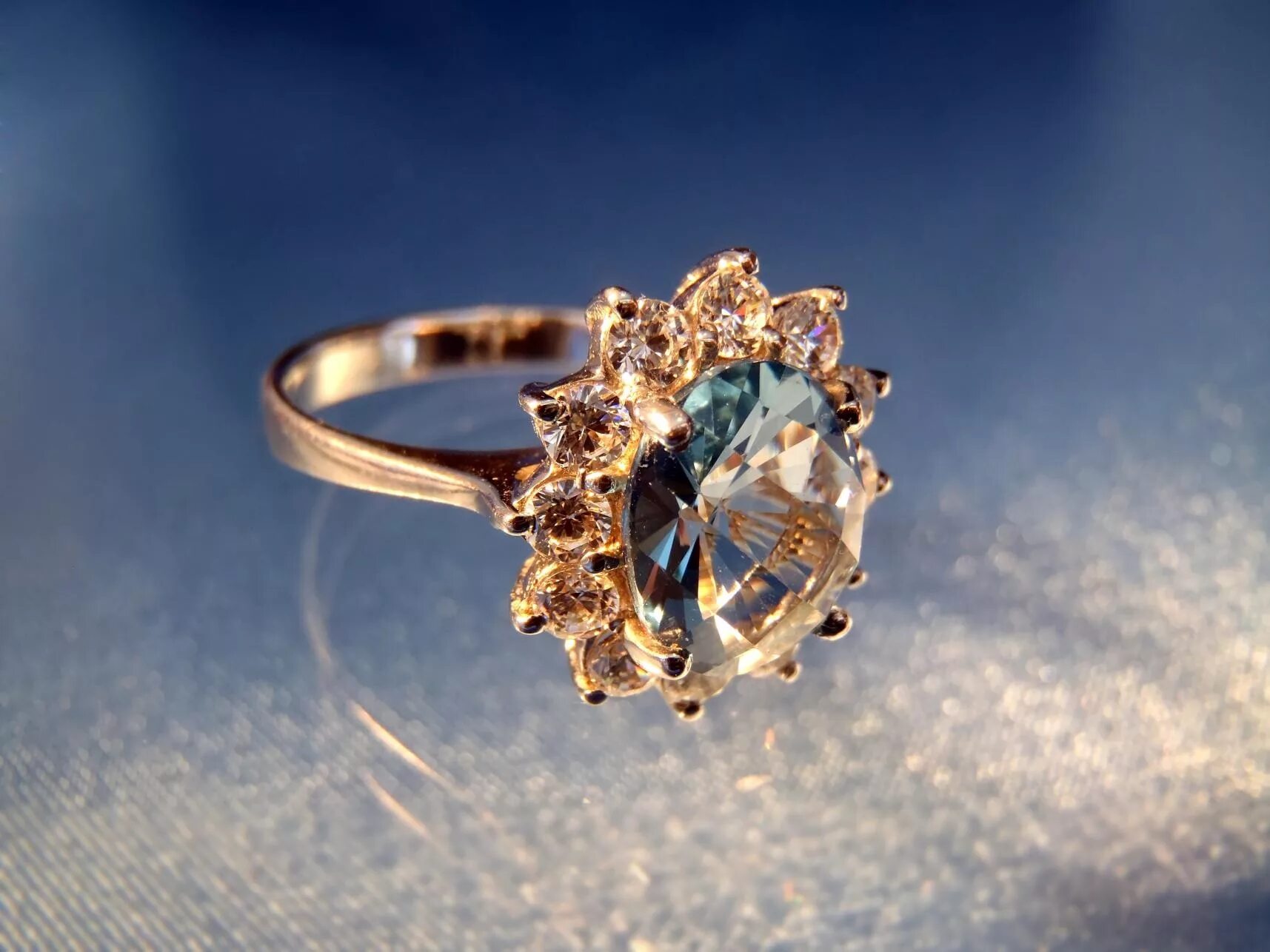 Красивые кольца. Золотые украшения. Красивые кольца из золота с камнями. Золотое кольцо с голубым камнем. Сонник снится золотые кольца