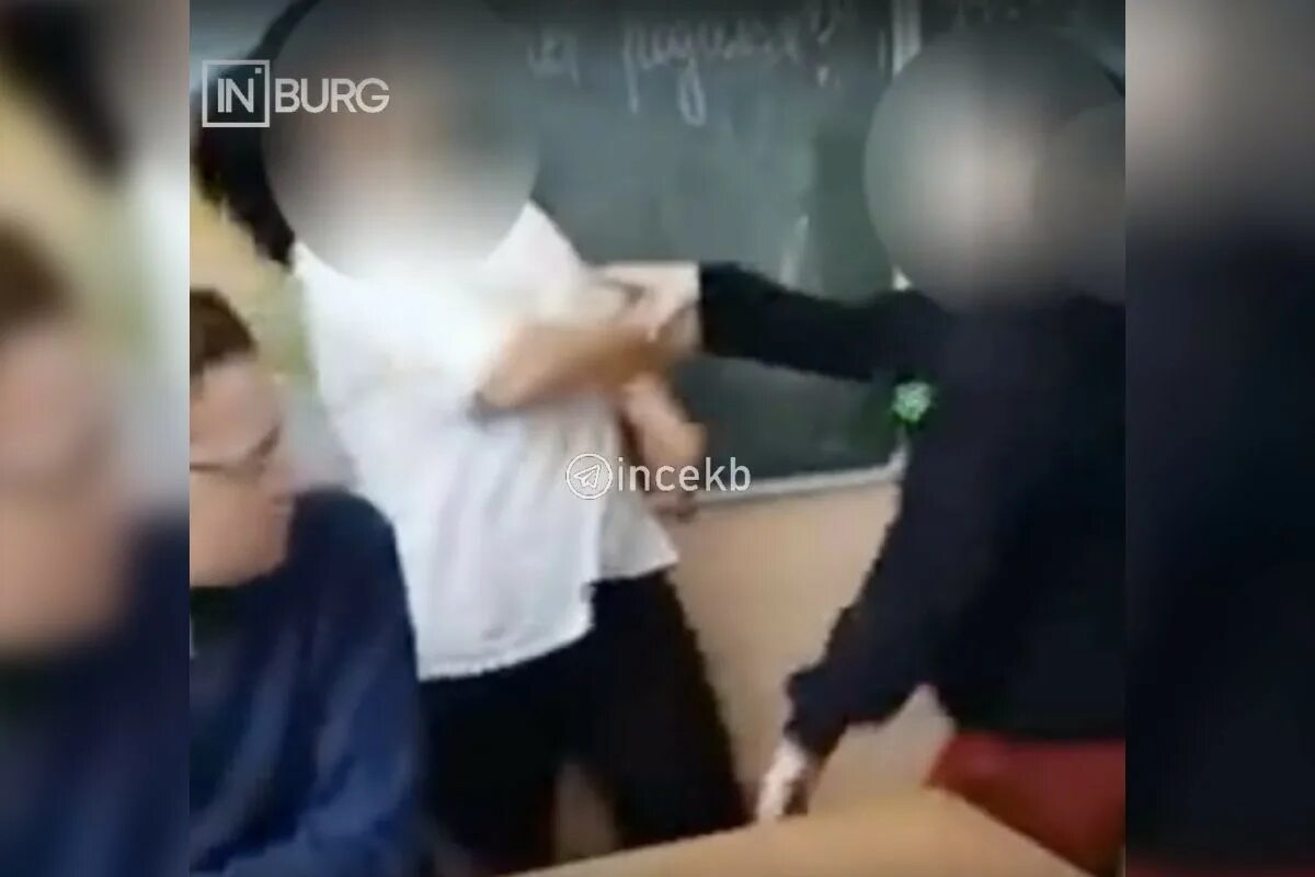Учитель ударил ребенка в школе. Школьник подрался с учителем. Драка между школьниками. Заснял одноклассниц