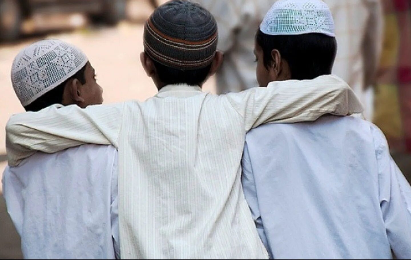 Друг в исламе цитаты. Два мусульманина. Мусульманские братья. Братья в исламе. Друзья в исламе.