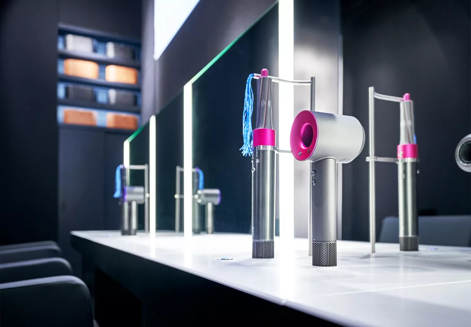 Аксессуары dyson. Бутик dyson. dyson banner. dyson salon. дайсон вегас.