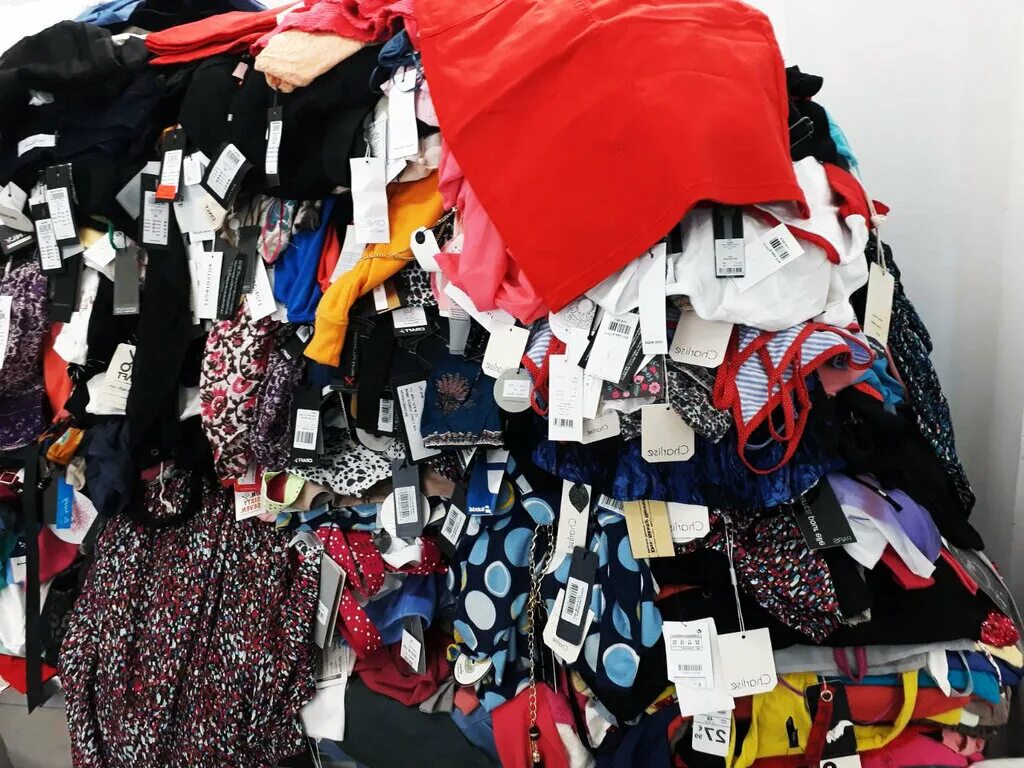 секонд хенд. секонд хенд брендовой одежды. магазин одежды секонд хенд. секонд хенд с брендовыми вещами. секонд хенд интерьер магазина.