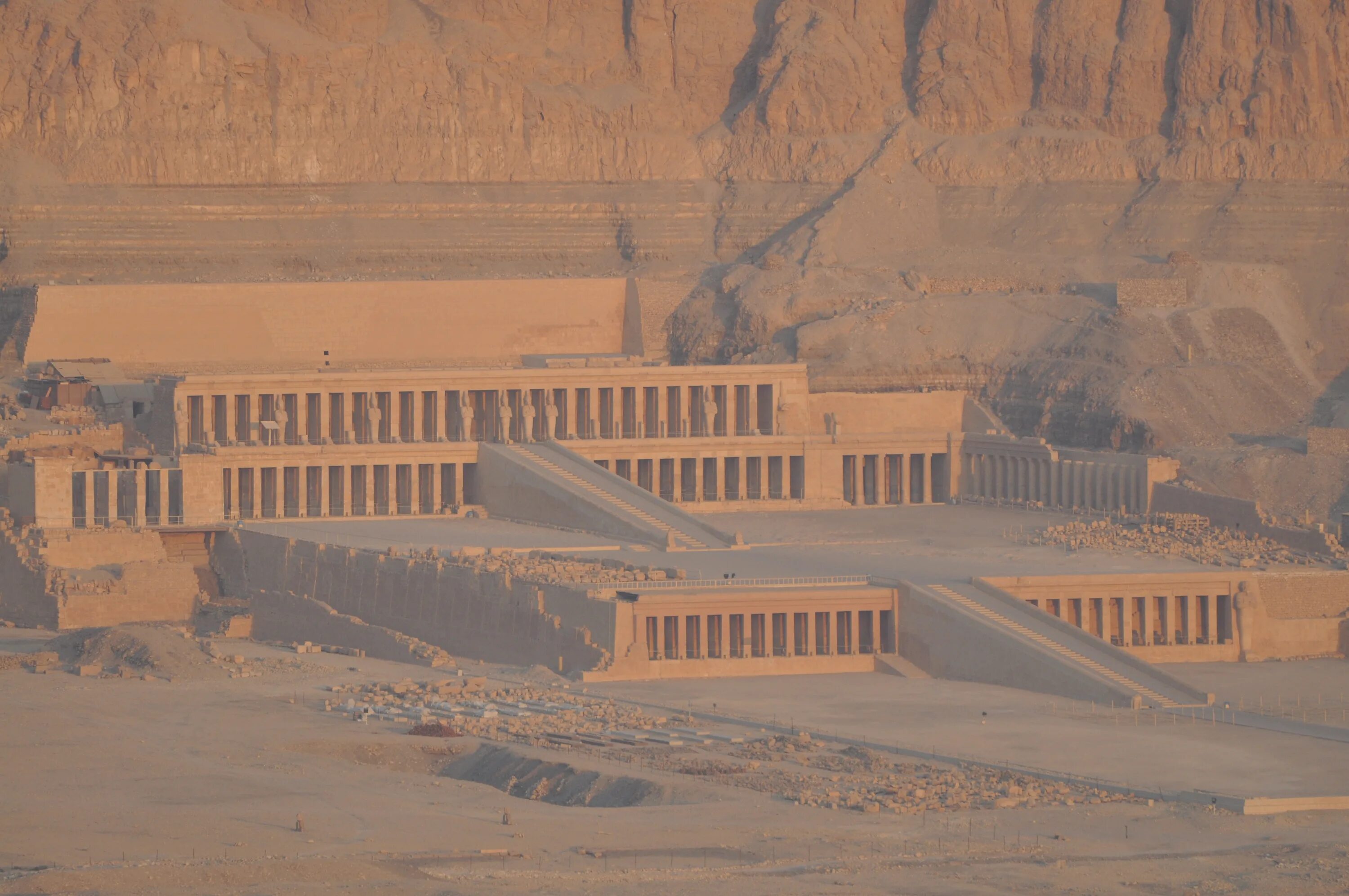 Храм царицы египта. Храм царицы египта. Храм царицы хатшепсут. Заупокойный храм царицы хатшепсут. Храм в дейр-эль-бахри древнего египта.