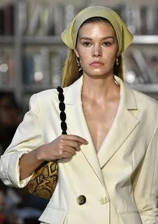 Главные аксессуары зимы: почему мы будем носить кожаные платки и дутые косынки в