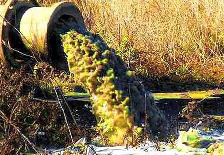 загрязнение воды. загрязнение воды заводами. канализационные сточные воды. жидкие промышленные отходы. загрязнение мирогого океан.