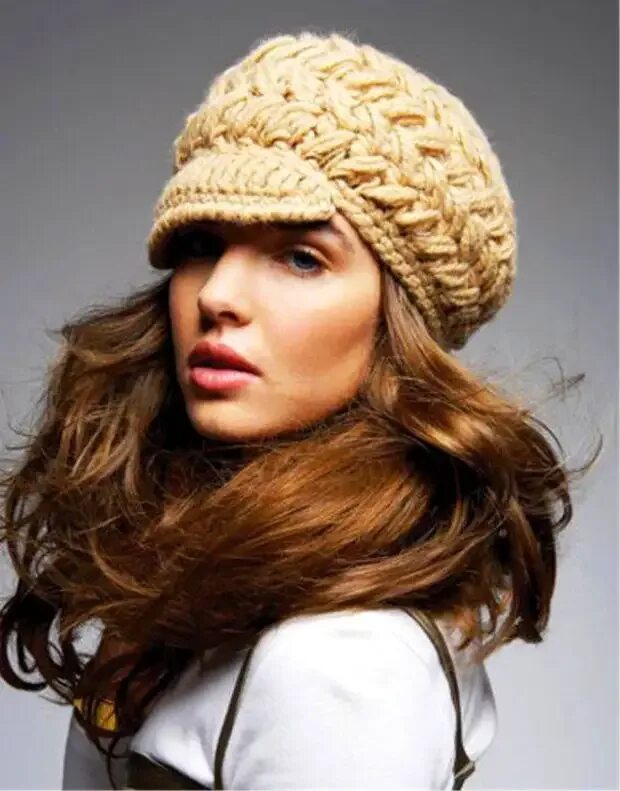 Шапка с козырьком спицами. Объемная вязаная беретка с козырьком. вязаный берет с козырьком. вязаные шапки, береты кепи. женская шапка с козырьком объемная.