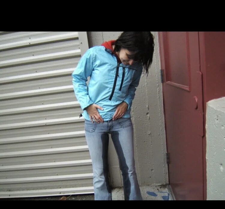 Видео писали девушек в одежде. Видео писали девушек в одежде. Девушка описалась. Описалась в джинсы. Девушка писает стоя на улице.