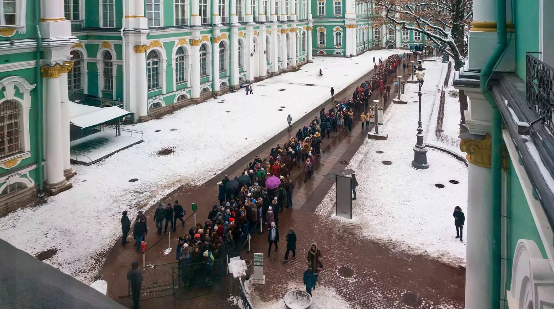 Эрмитаж очереди как попасть. Очередь в эрмитаж. зимний дворец очередь. очередь в эрмитаж 2025. эрмитаж очереди в кассы.