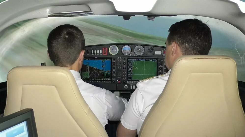 Ошибка пилота. Летчик в кабине. Dhc 6 самолет кабина. Боинг 777 кабина. Fokker 100 кабина пилотов.