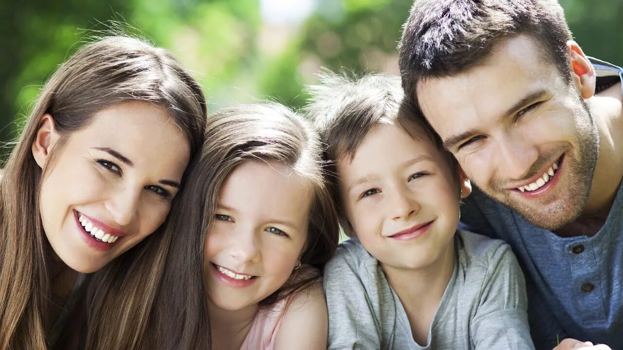 Семья с ребенком мальчиком. Младший сын семьи человек. Семья взрослые дети. Счастливые подростки и родители. Старшие братья.