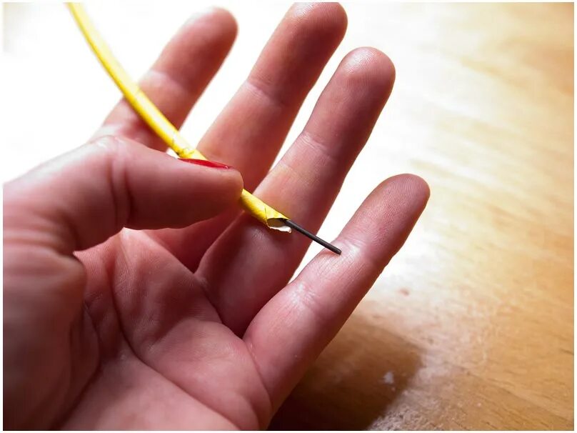 Как вставить провод в гофру с проволокой. Шпилька для волос из проволоки. Проволока в жиклер. Приспособление для вдевания нитки в иголку. Вставить проволоку в шторный шнур.