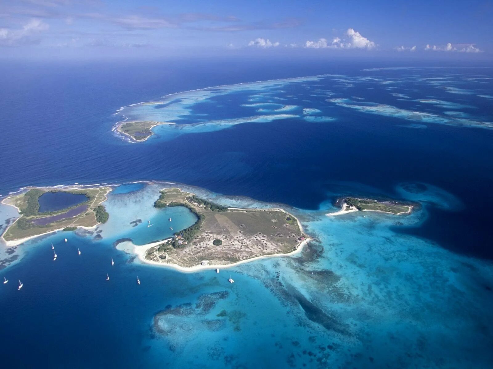 Лос-Рокес (архипелаг). Острова Лос Рокес Венесуэла. Венесуэла los Roques. Архипелаг Лос-Рокес (los Roques). Люди в атлантическом океане