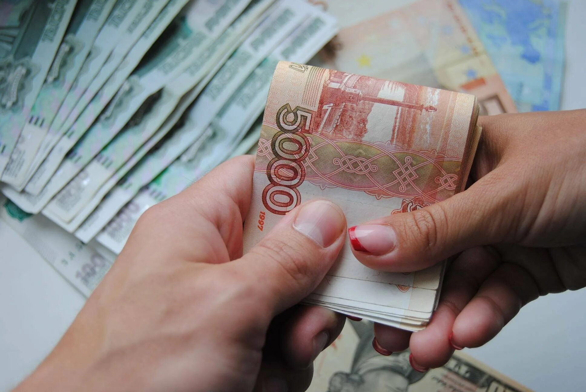 Взять кредит 500 000 рублей. Деньги в руках. Деньги наличными в руках. Наличка в руках рубли. Деньги займ.