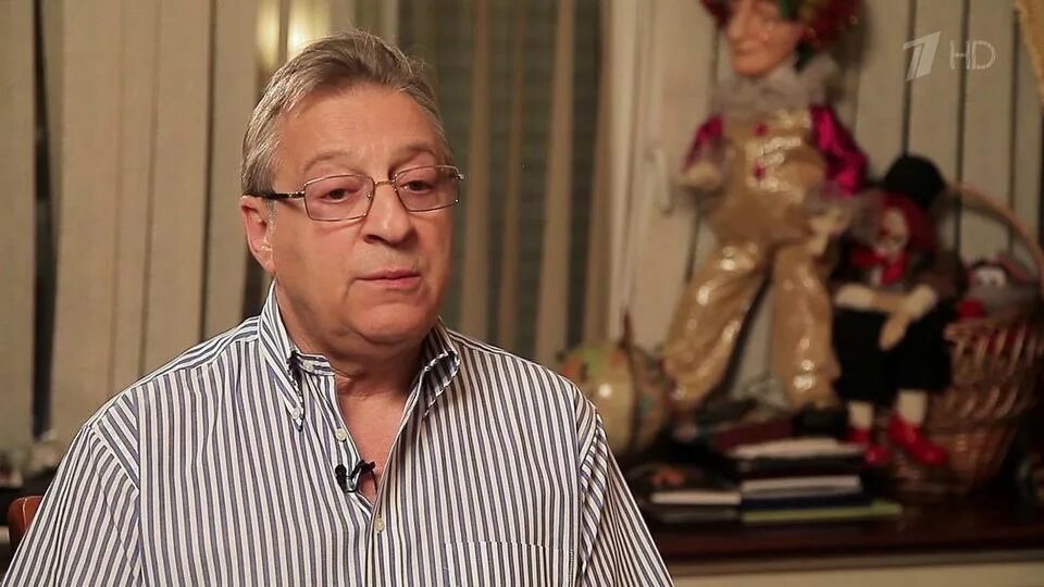 Хазанов урок истории. Хазанов студент кулинарного техникума. хазанов кривляется. хазанов учитель в итальянской школе.