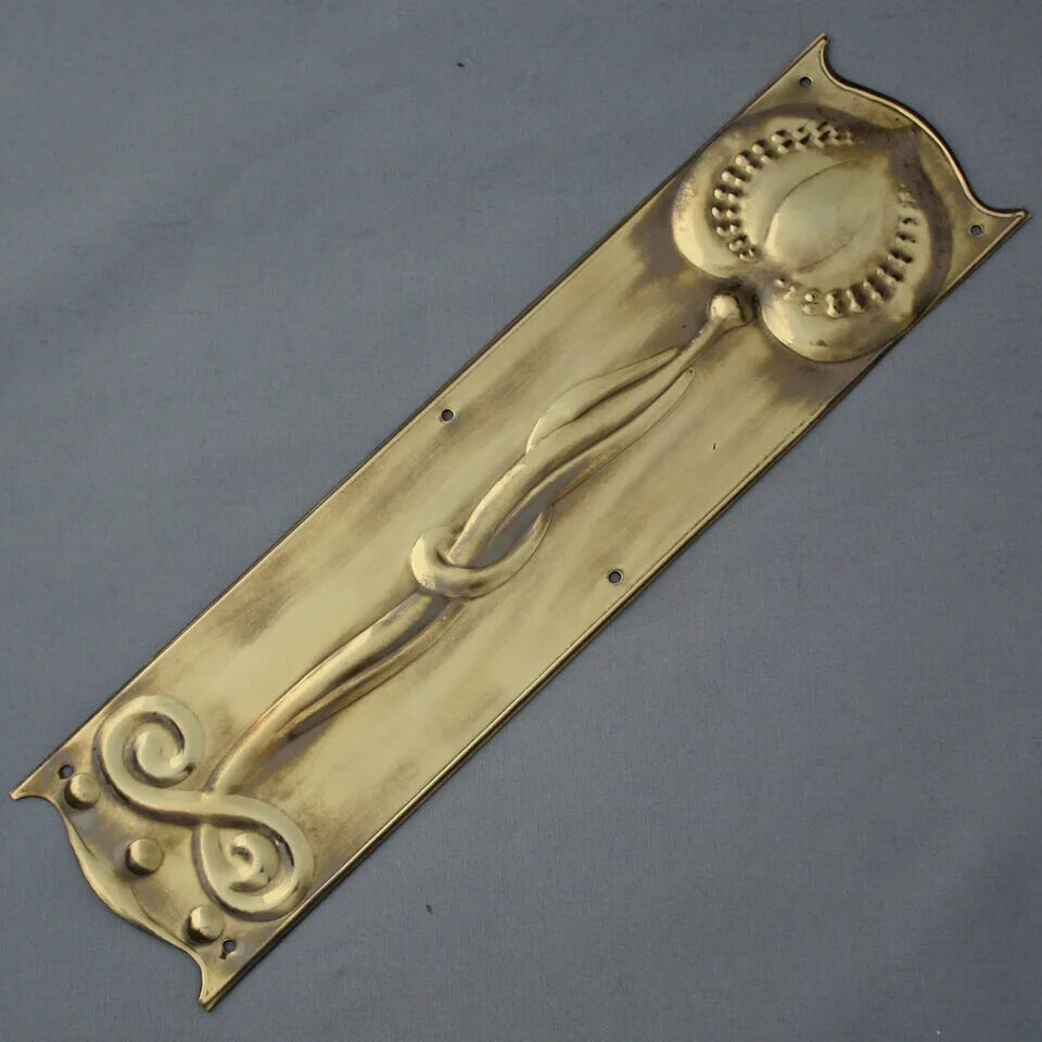 Блюдо seletti 16415. Finger plate. Посуда в руках. Латунная пластина на дверь. Накладные пластины на дверь отбивка.