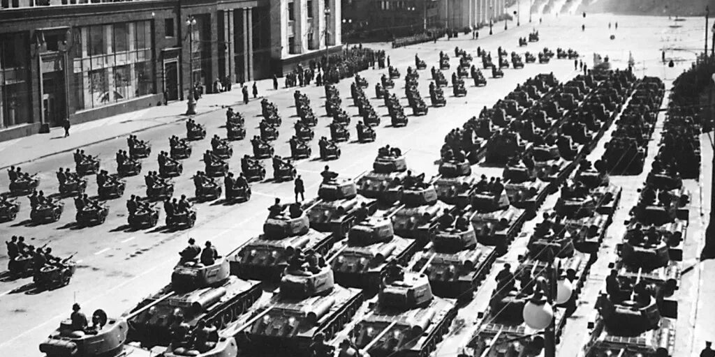 Первые парады победы. Танкисты парад Победы 1945. Танки парад 1945 года. Танки на красной площади парад 1945. Парад Победы 24 июня 1945 года танки.