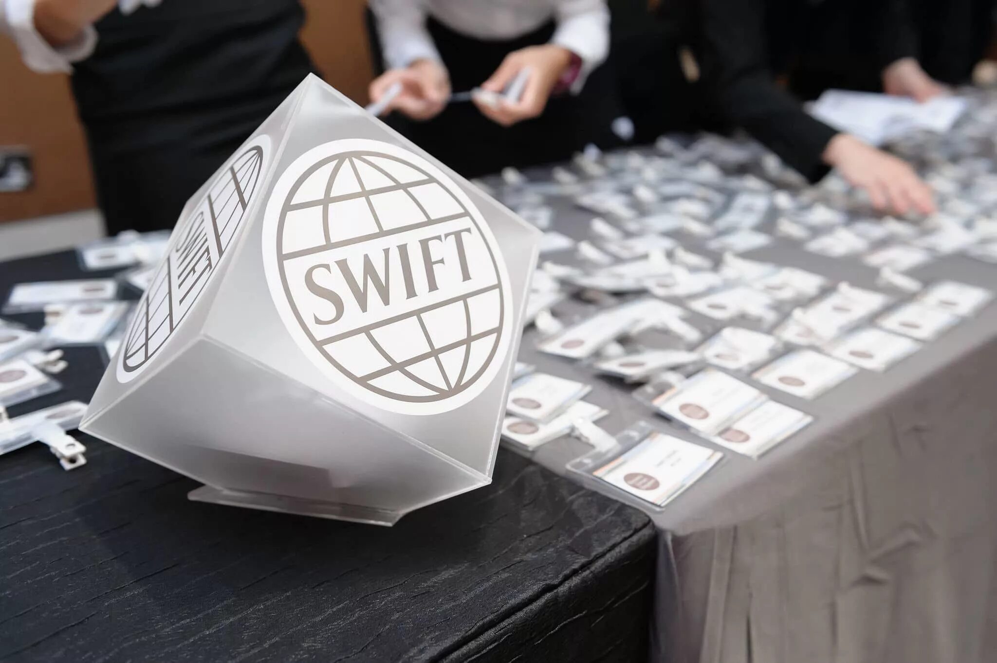 Нейросеть swift. Система swift что это такое. свифт платежная система. swift что это в банковских.