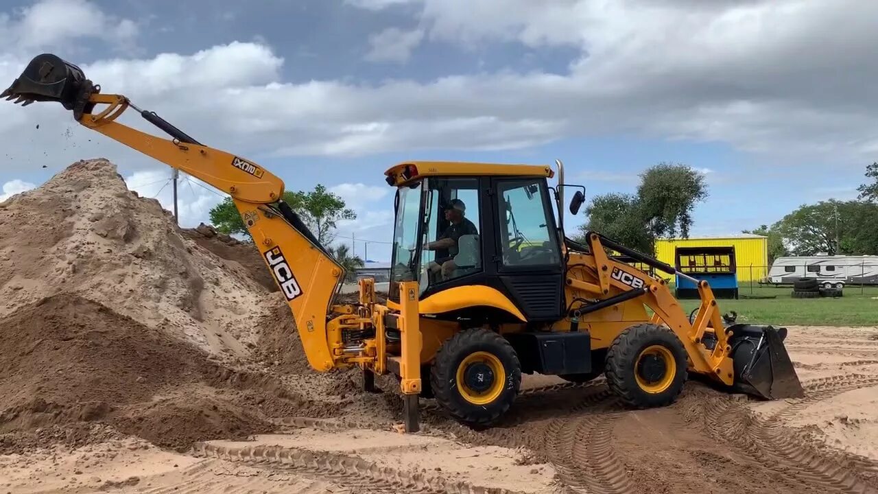 Экскаватор-погрузчик JCB 2cx. Трактор JCB 2cx. Трактор JCB 2. Мини экскаватор погрузчик JCB 2cx. Работа экскаватором краснодарский край