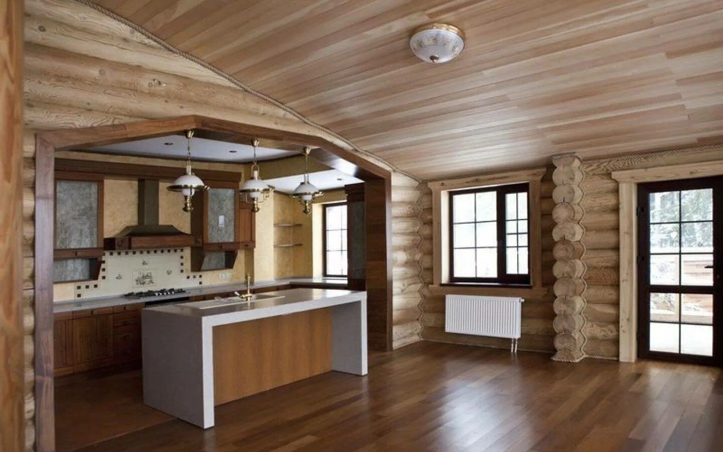 Внутри брусового дома. Потолок в деревянном доме. Дом из бревна внутренняя отделка. Отделка потолка в деревянном доме. Отделка деревянного дома.