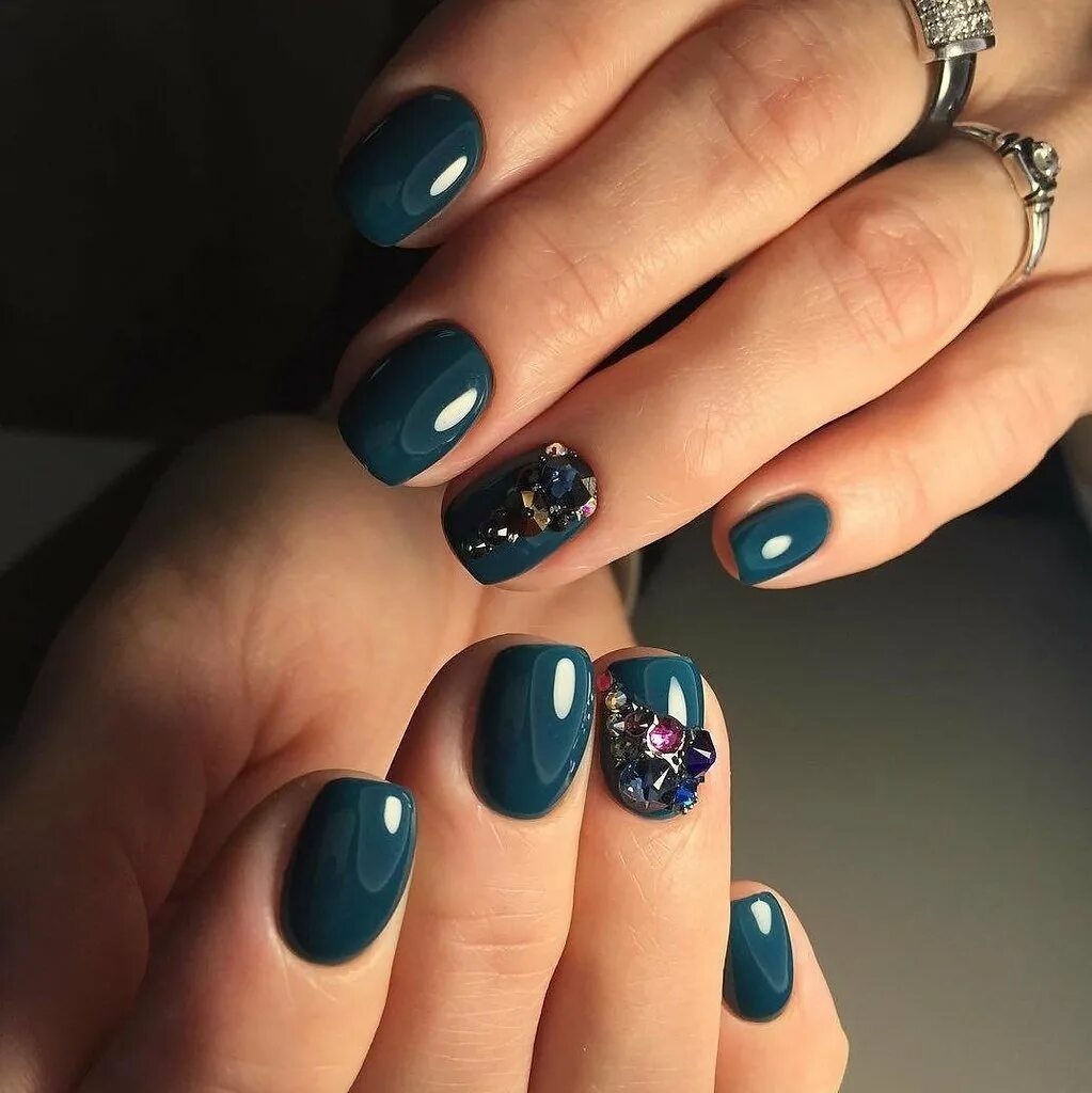 Сине-зеленый маникюр. Ногти сине зеленого цвета. Ногти сине зеленого цвета. Маникюр зеленого и синего оттенков. Изумрудно синий маникюр.