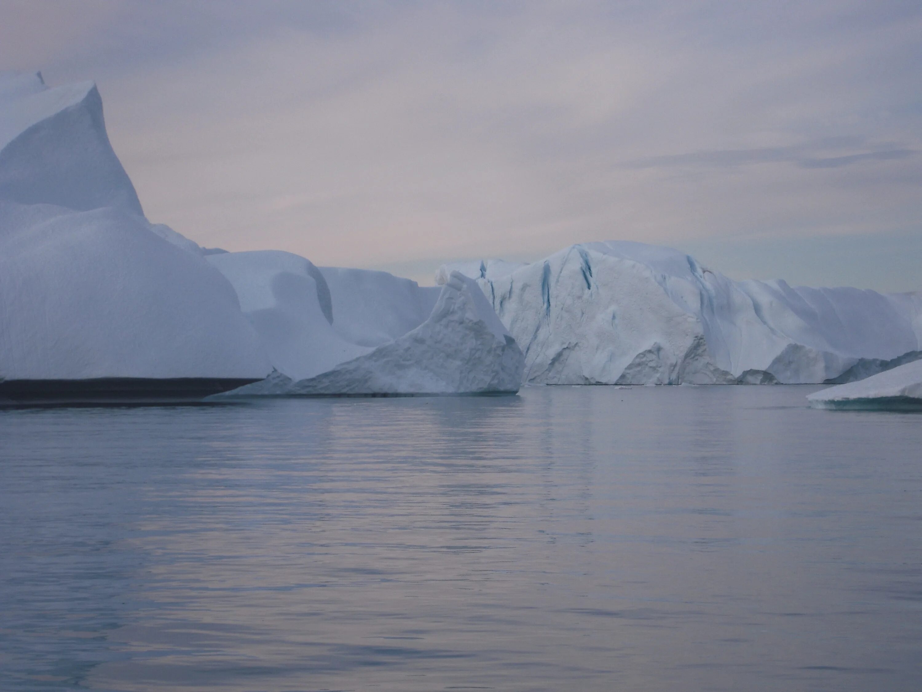 Большой остров покрытый льдами. Ледники Гренландии. Гренландия и Северный полюс. Станция Норт-айс на севере Гренландии. Баренцево море айсберги.