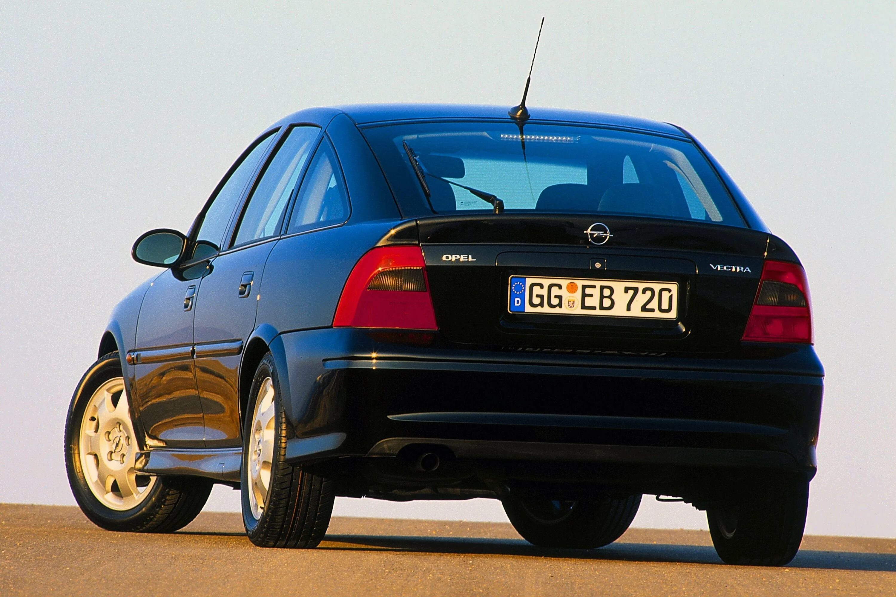 Автомобиль опель вектра б. Опель Вектра хэтчбек 2000. Opel Vectra b хэтчбек 1999. Opel Vectra 2.2. Опель Вектра 2 поколения.