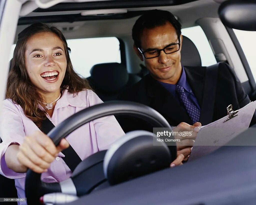 Девушка водитель. Ученик за рулем. Автошкола вождение. Женщина за рулем авто. Учебная машина.