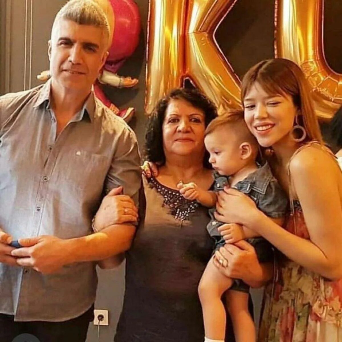 Жена озджана дениза. Озджан дениз и его жена и дети. Озджан дениз актер турецкий. Эрджан дениз брат озджана. Озджан дениз семья.