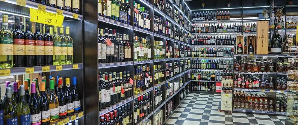 Торговля алкогольной продукцией. Современный склад алкогольной продукции. Современный склад алкогольной продукции. Оптово розничный алкогольный. Витрина с алкоголем.